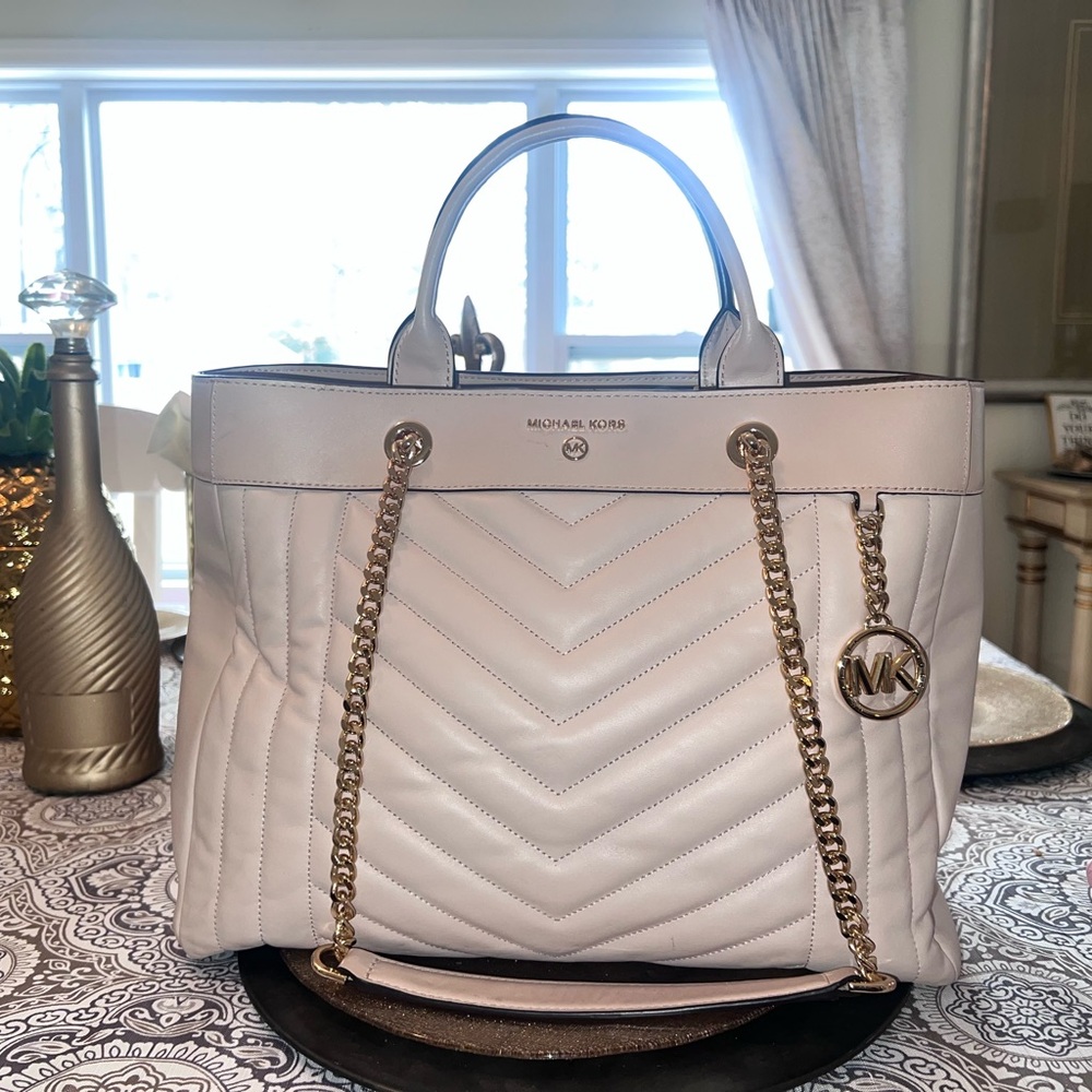 Michael Kors XL Susan 
Quilted Leather Lambskin Convertible Tote